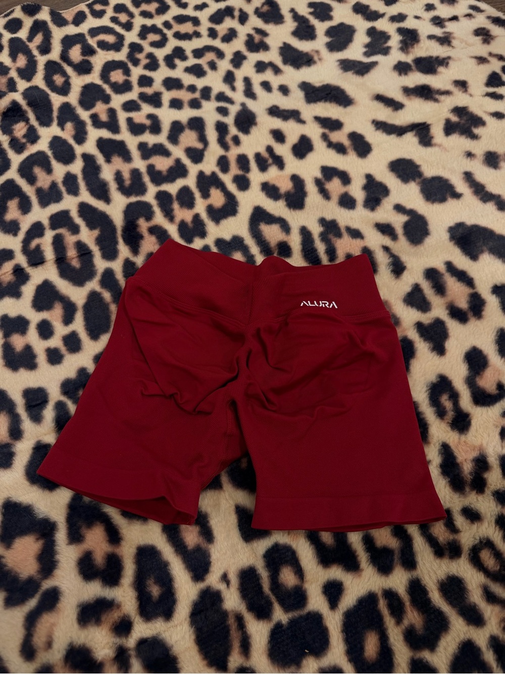 ALURA butt scrunch V shorts - BRAND NEW